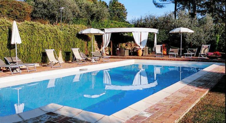 Vacation home with pool, garden & barbeque — photo 5