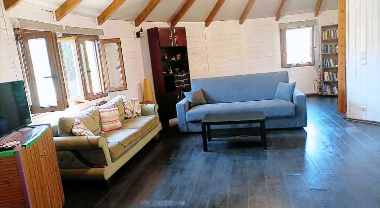 Rental apartment with yard & patio — photo 2