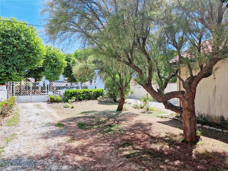 Coastal Villa with Garden, Near Beach & Casino – Sleeps 6, Pet Friendly — photo 3