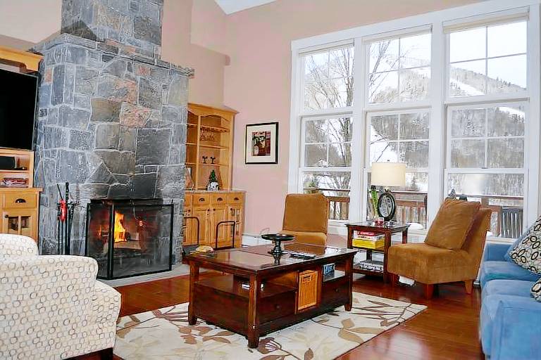 Family-friendly condo with heated pool, hot tub & sauna | Mountain view | Pets allowed in Killington, VT
