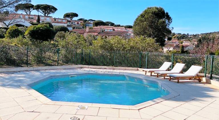 Vacation home with terrace, private pool & yard — photo 5