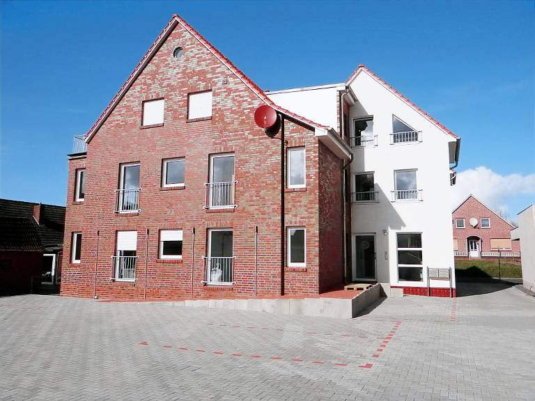 Hell und freundlich: Diese modern eingerichtete Erdgeschosswohnung bietet auf ca. 59 qm Quartier für 4 Erwachsene und 1 Kleinkind. Lassen Sie sich das Frühstück auf dem sonnenverwöhnten Süd-West-Balkon schmecken. — photo 2