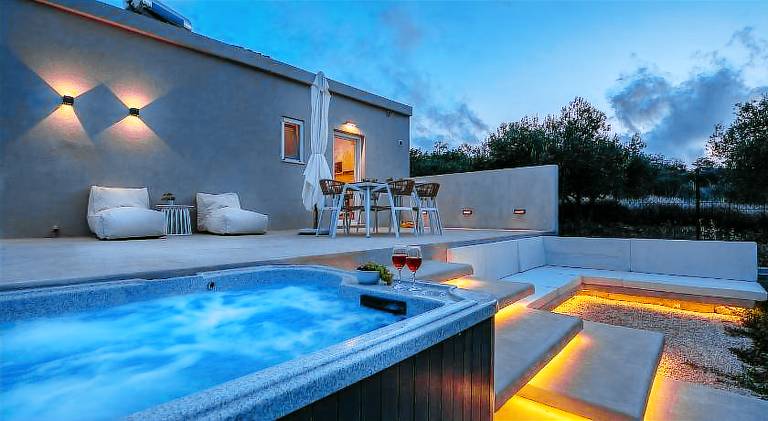 Charming vacation home with terrace & yard | Pet-friendly — photo 2