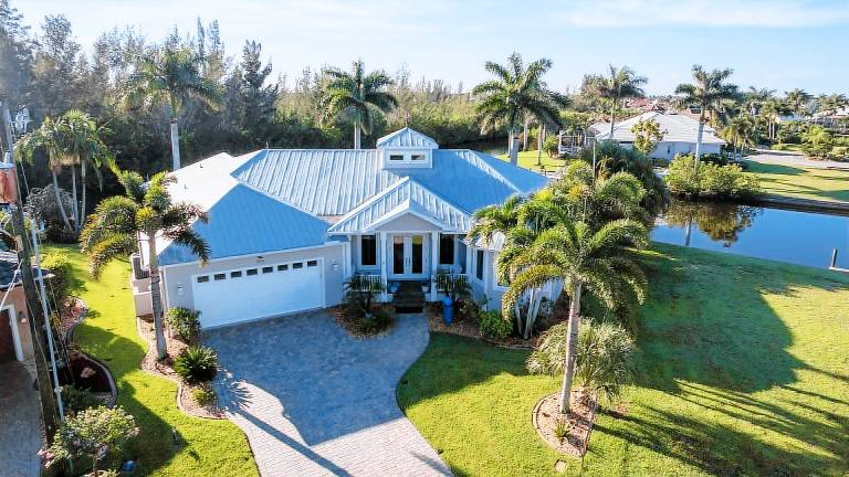 Vacation home with grill & private pool | Water view — photo 5