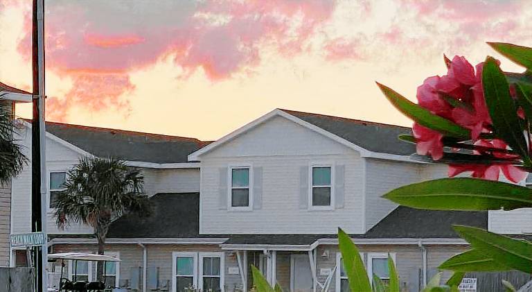 Vacation home with pool — photo 5