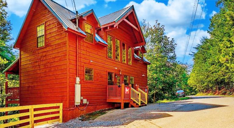 Goonies Cove - Spacious 4BR Cabin Arcade, Pool Table & Hot Tub! in Sevierville, TN