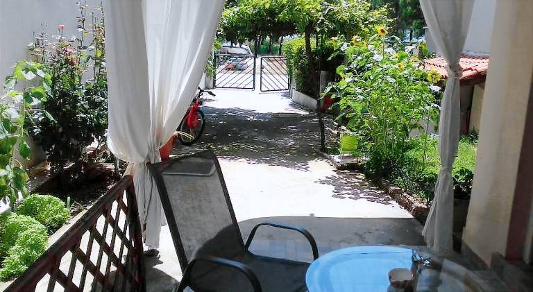 Apartment with terrace, yard & grill — photo 5