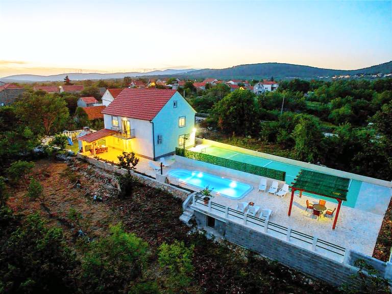 House with BBQ, yard & private pool — photo 3
