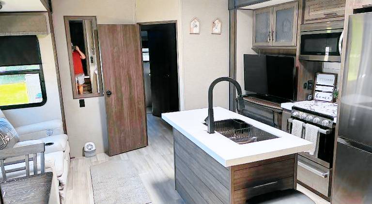 The DeVitos Keys Ferry RV — photo 2