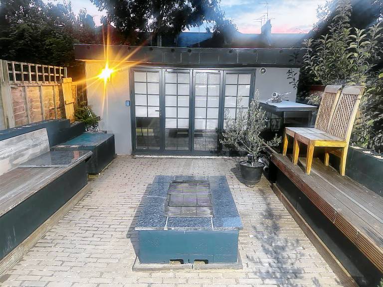 Cozy Hostel with Kitchen and Garden Retreat