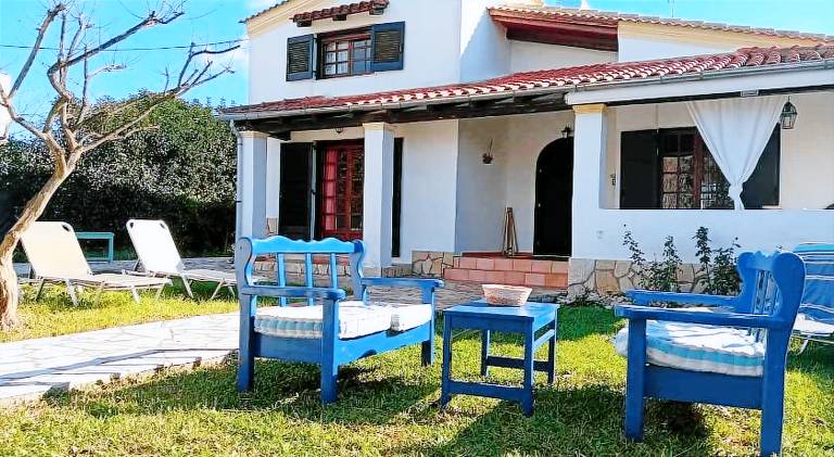 Villa with terrace, yard & pool — photo 5