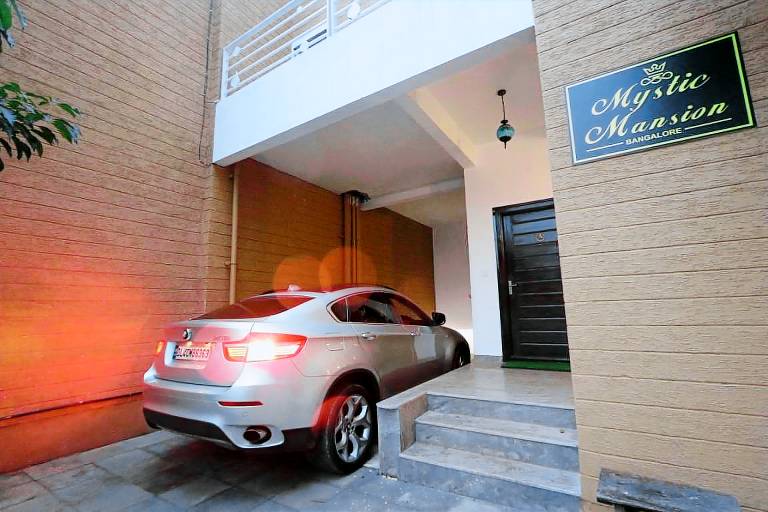 Villa with hot tub, pool & yard | Water view | Pets are welcome in Bengaluru