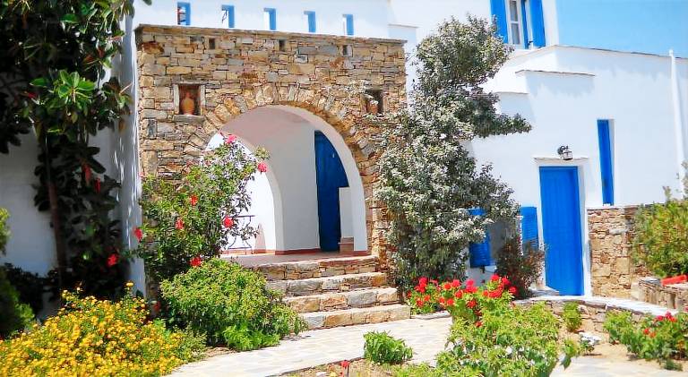 Holiday apartment with patio & yard in Naxos