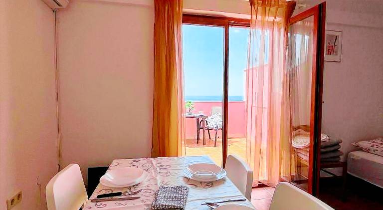 Holiday apartment with terrace & yard — photo 4