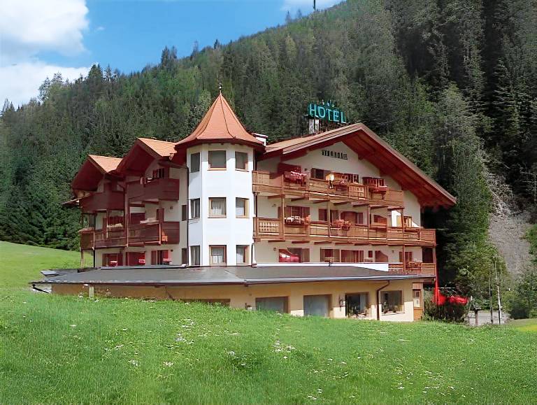 Flos Hotel in Moena
