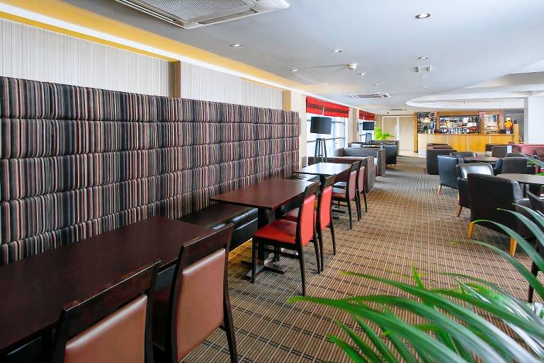 Holiday Inn Express London Luton Airport By IHG — photo 2