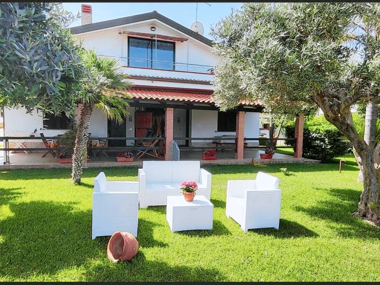 Rental apartment with BBQ, terrace & garden — photo 2