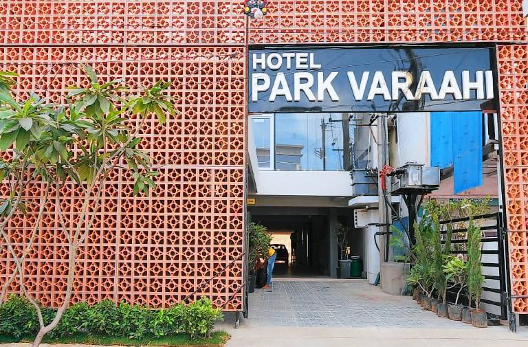 HOTEL PARK VARAAHI