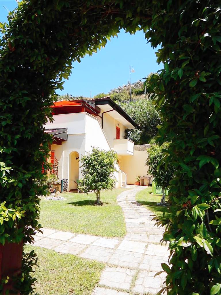 House with barbeque & garden | Garden view — photo 2