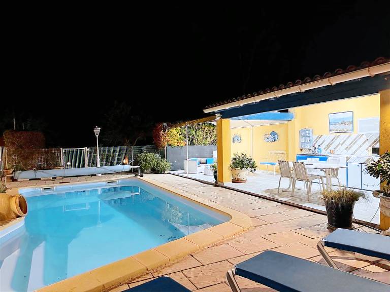 Children-friendly vacation home with terrace, pool & garden | Pets allowed in L'Isle-sur-la-Sorgue