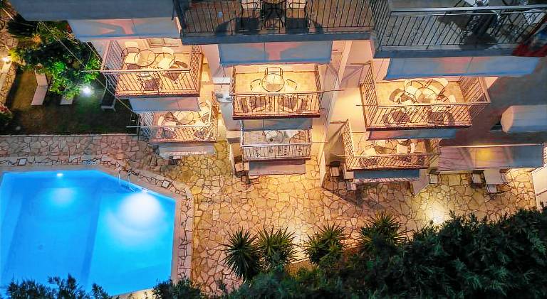 Serviced apartment with yard, pool & terrace in Igoumenitsa