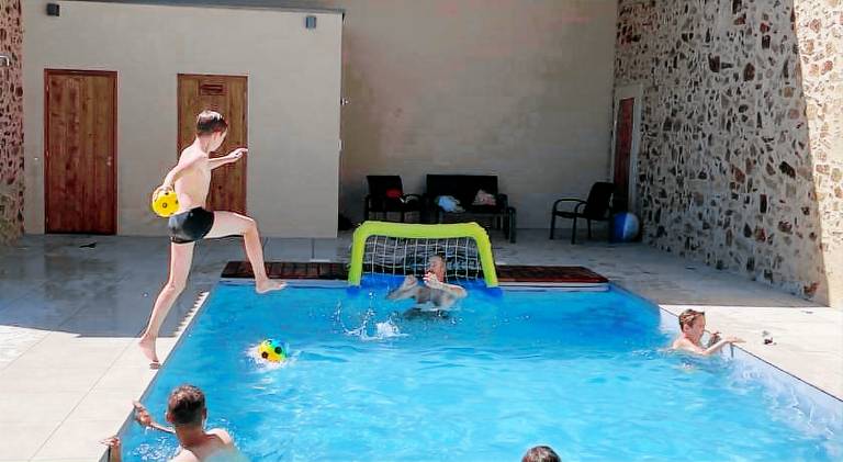 House with pool — photo 4