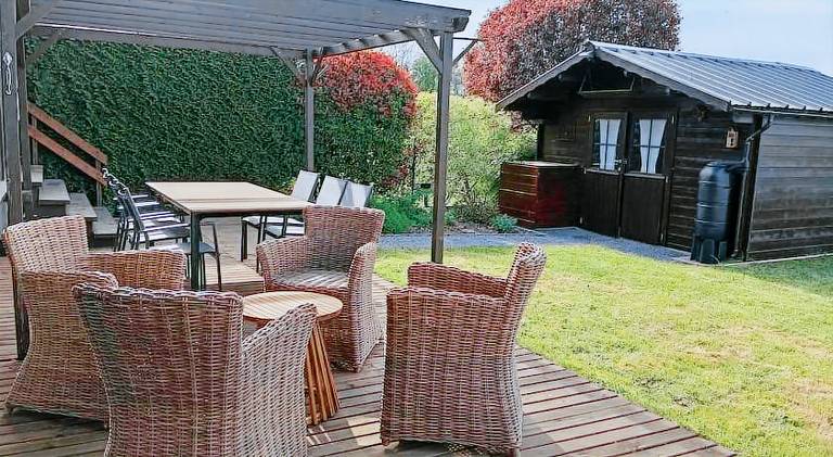 Chalet with patio, yard & barbeque — photo 4