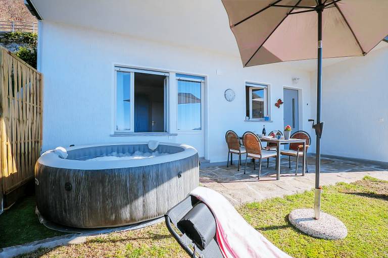 Rental apartment with patio, yard & hot tub | Garden view — photo 4