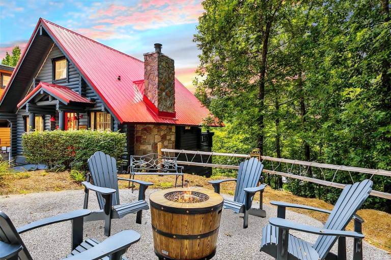 Bearless Whisper, a Beautiful Romantic Cabin Located Under a Mile from Soaky Mountain Water Park! in Sevierville, TN