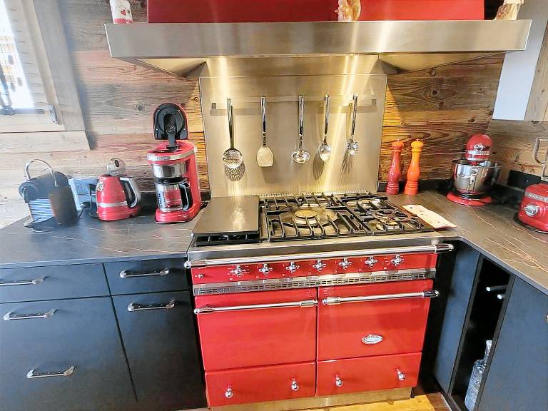 Luxury chalet in Les Gets with hot tub and pets allowed, close to slopes — photo 4