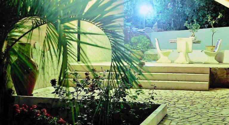 Serviced apartment with garden & terrace — photo 3