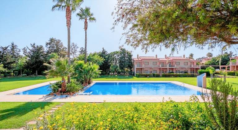 Sunny House with Jacuzzi and Pool by HostWise in Albufeira