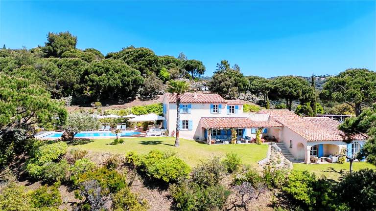 Family-oriented vacation home with yard, private pool & BBQ | Sea view | Pets are welcome in Cavalaire-sur-Mer