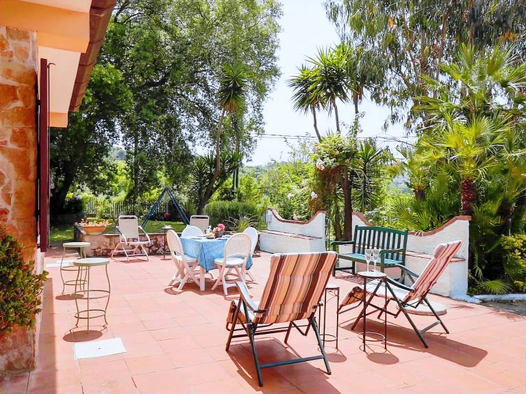 Vacation home with barbecue, terrace & garden — photo 4