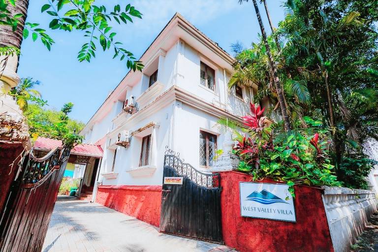 Villa with garden, grill & pool in Baga