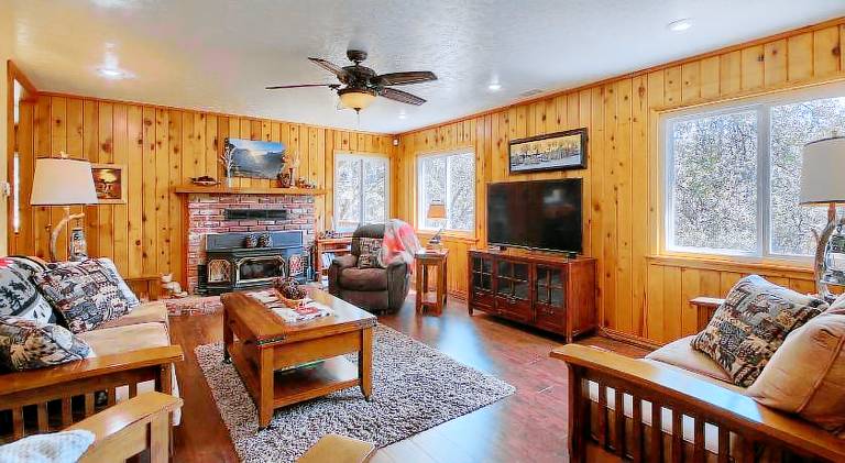 House with jacuzzi in Oakhurst, CA