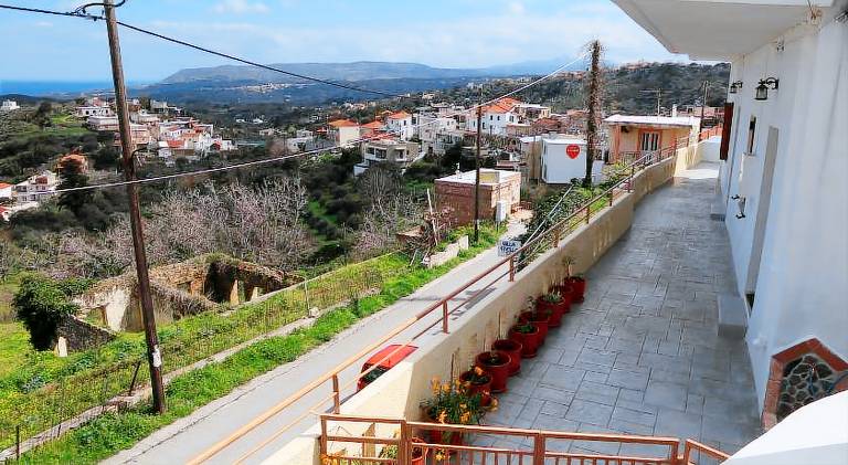 Fully equipped vacation home with BBQ & patio | Pet-friendly — photo 4