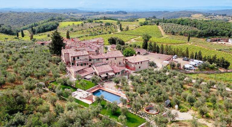 House with patio, jacuzzi & yard in Gaiole in Chianti