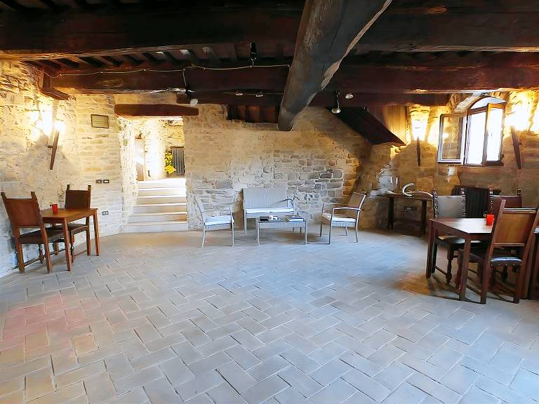 Serviced apartment with BBQ, pool & yard — photo 3