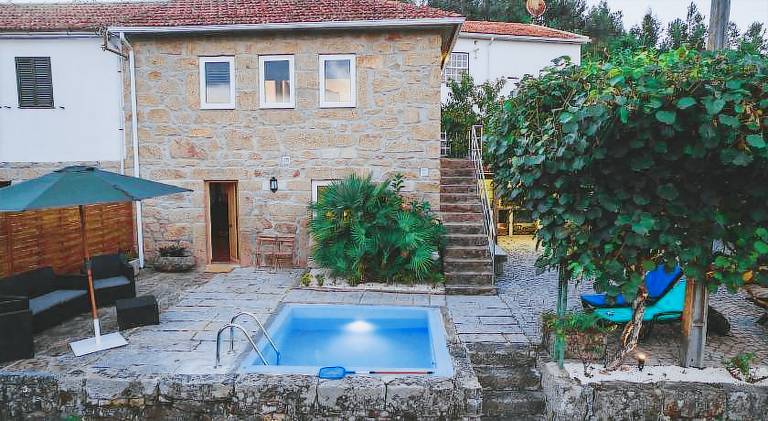 Vacation home with private pool, garden & BBQ | Pet-friendly in Viseu
