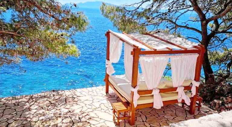 Rental apartment with terrace & yard in Jelsa