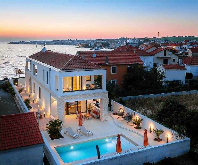 Child-friendly villa with yard, patio & private pool | Pets allowed in Zadar