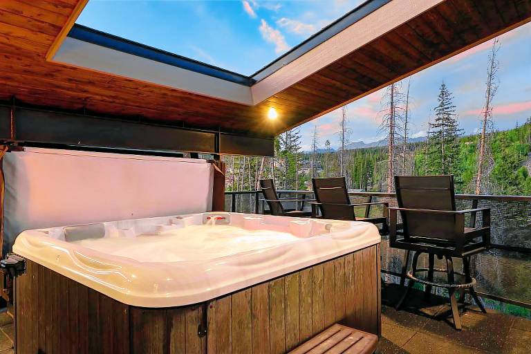 Downtown WP Riverfront Chalet 280 I Rooftop Hot Tub I Great Views I Discounted Attractions — photo 5