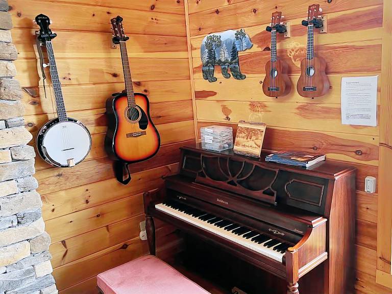 Children-friendly cabin with terrace, jacuzzi & barbeque | Mountain view | Pets are welcome — photo 5