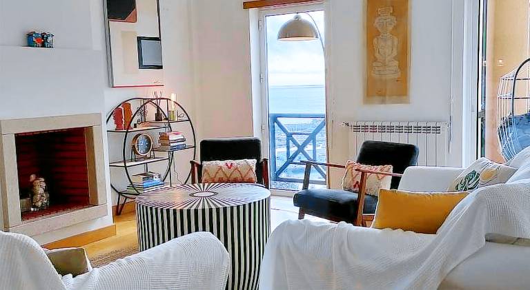 Ample holiday apartment with jacuzzi | Next to the beach | Pet-friendly in Setubal