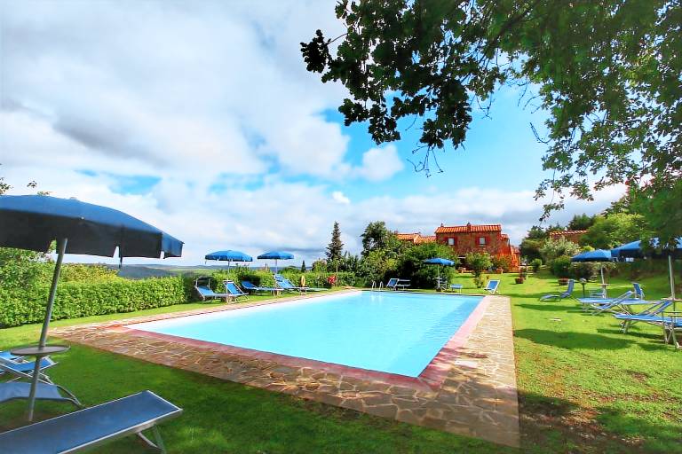 Farm with barbecue, pool & patio — photo 3