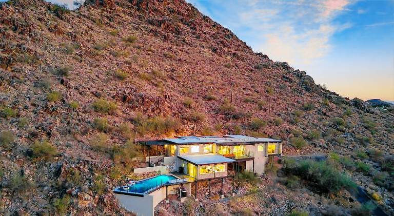 Vacation home with terrace, pool & barbeque in Paradise Valley, AZ