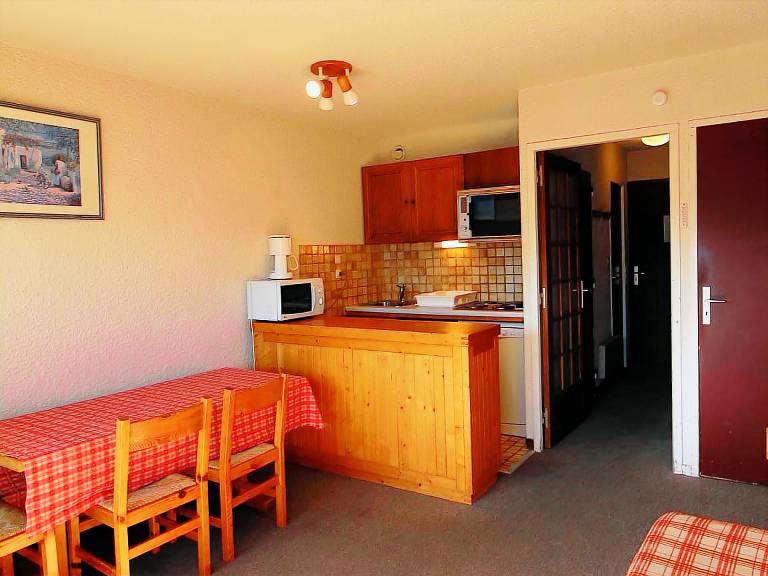 Studio cabin, sleeps 4, ski-in/ski-out, near shops, balcony, mountain views — photo 5
