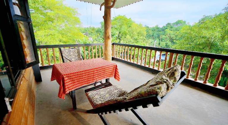 Lodge with terrace & yard | Pets are welcome — photo 3
