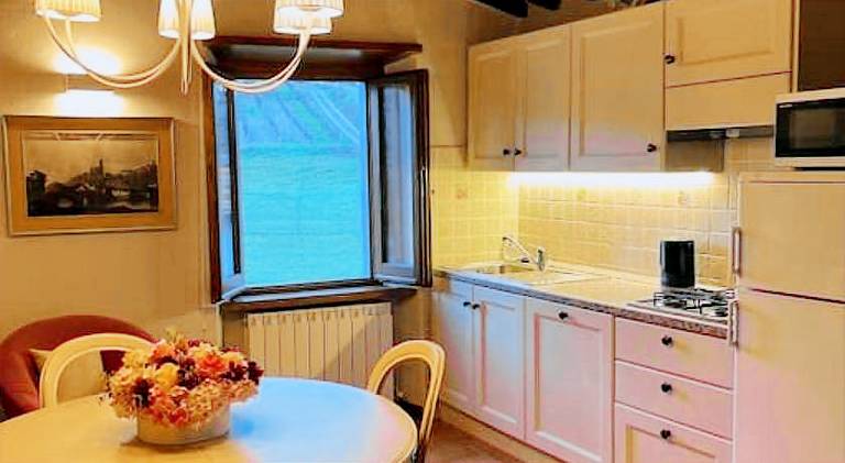 Vacation home with hot tub in Poppi